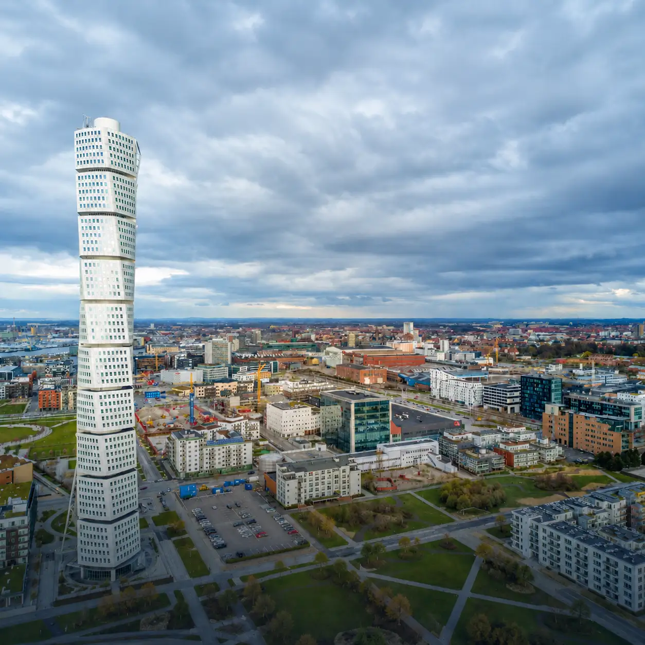 Malmös skyline under dramatiska skyar